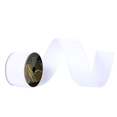 Ruban câblé en velours blanc 2,5 po x 10 po Vickerman. Envers en dupion blanc.