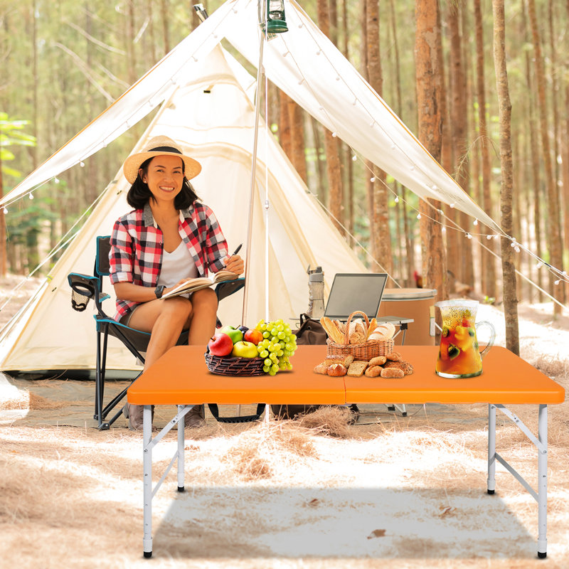 Table pliante portative orange de 4 pi, idéale pour le camping et les loisirs en plein air. Fabriqué avec des matériaux solides - acier et plastique. Plateau de table imperméable et facile. Pliable et ferme. Dimensions: L 49,81 po