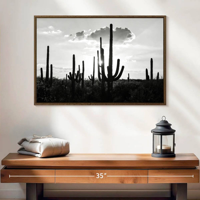 Arizona noir - Silhouettes de cactus, 25 po x 17 po, Cadre flottant noyer