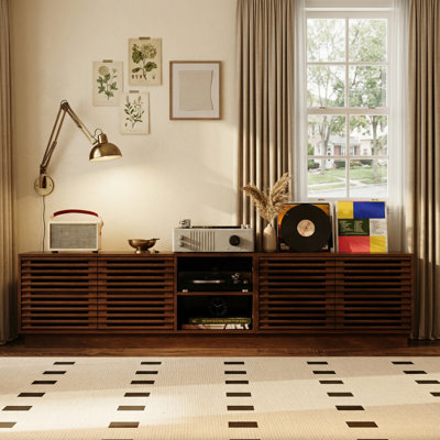 Console multimédia avec portes ventilées et tablettes ouvertes