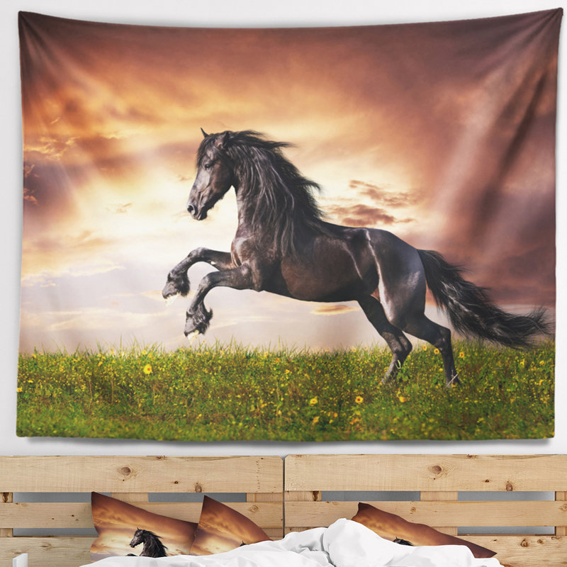 Tapisserie galop cheval noir frison, H 32 po x l 39 po