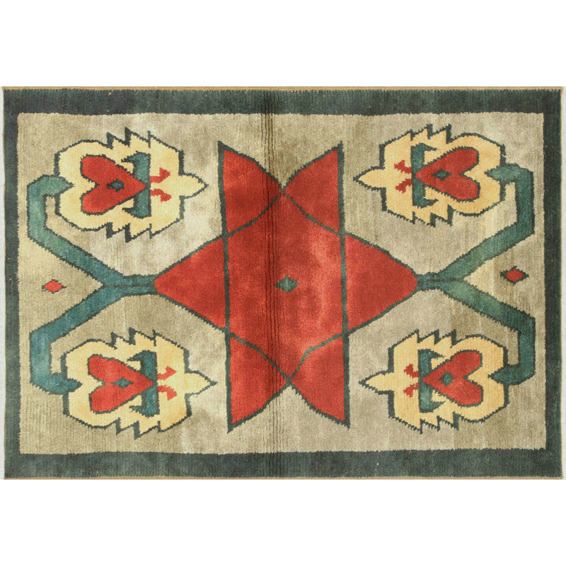 Tapis unique en laine noué à la main des années 1960 de 4 pi 7 po x 6 pi 9 po en rouge / beige / vert foncé
