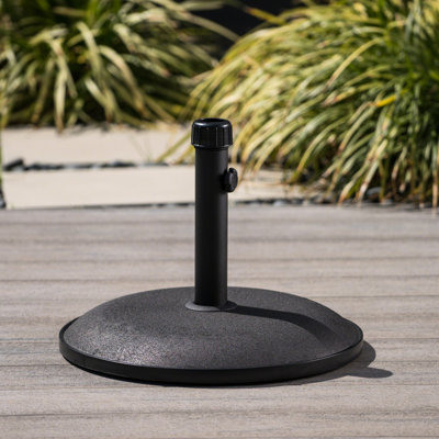 Pied de parasol en béton noir de 15 kg (33 lb), supportant les parasols jusqu'à 1,5 m (5 pi), dimensions : 43,8 cm (17,24 po) de profondeur x 34,6 cm (13,62 po) de largeur x 34,6 cm (13,62 po) de hauteur.