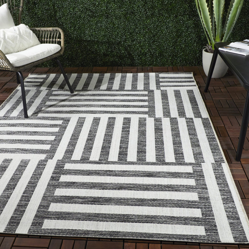 Indoor / Outdoor Rug, Rectangle 5'3" x 7'