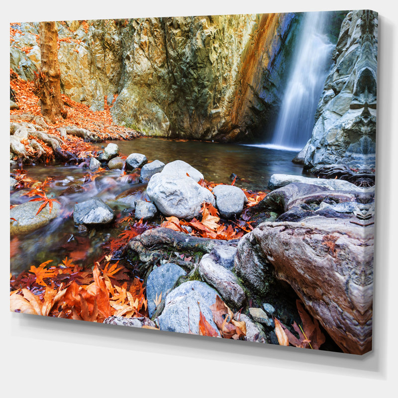 Beautiful Serenity Waterfall in Cyprus - Reproduction de photo sur toile tendue, H 16 po x l 32 po x P 1 po
