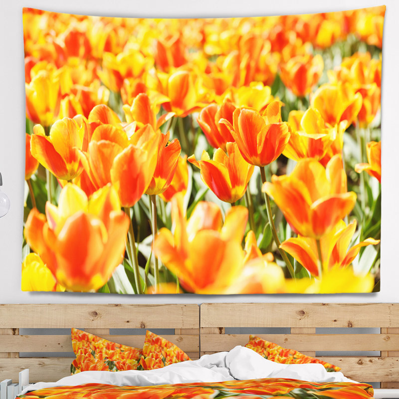 Tapisserie florale de fleurs fraîches sur une journée ensoleillée, H 78 po x l 92 po