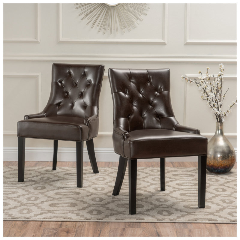 CHAISE DE CHASSEUR CHINEY - KD, design contemporain avec coutures en losange touffetées et accoudoirs inclinés pour plus de confort et de style