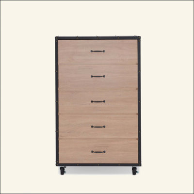 Commode patinée avec 5 tiroirs et roulettes industrielles, parfaite pour les solutions de rangement modernes.