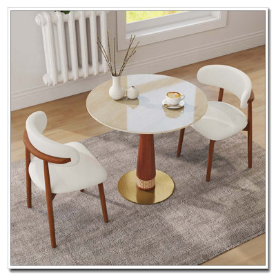 Table de salle à manger ronde en dalle de pierre, plateau en pierre de 12 mm résistant aux rayures, colonne en bois massif de noyer avec décor en rotin, piètement en métal doré, petite table pour 2 personnes idéale pour balcon ou salon. Collection Nanyang Retro Home Furniture.
