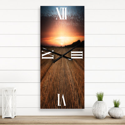 Paysage avec un champ rempli de balles de foin au coucher du soleil - Horloge murale de ferme