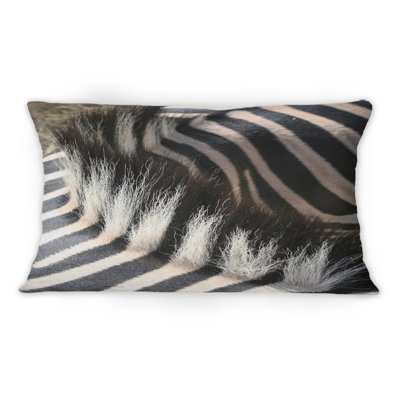 Détail d'un coussin décoratif imprimé en noir et blanc à motif de lignes zébrées V-1