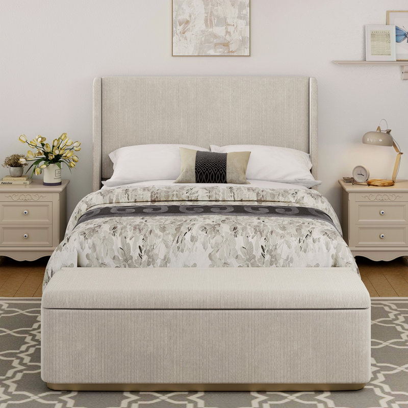 Très grande base de lit tapissier en velours côtelé avec repose-pieds de rangement de 130 L, tête de lit à oreilles et pied de lit à rayures verticales, gris clair