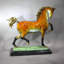 Cheval sur base en marbre