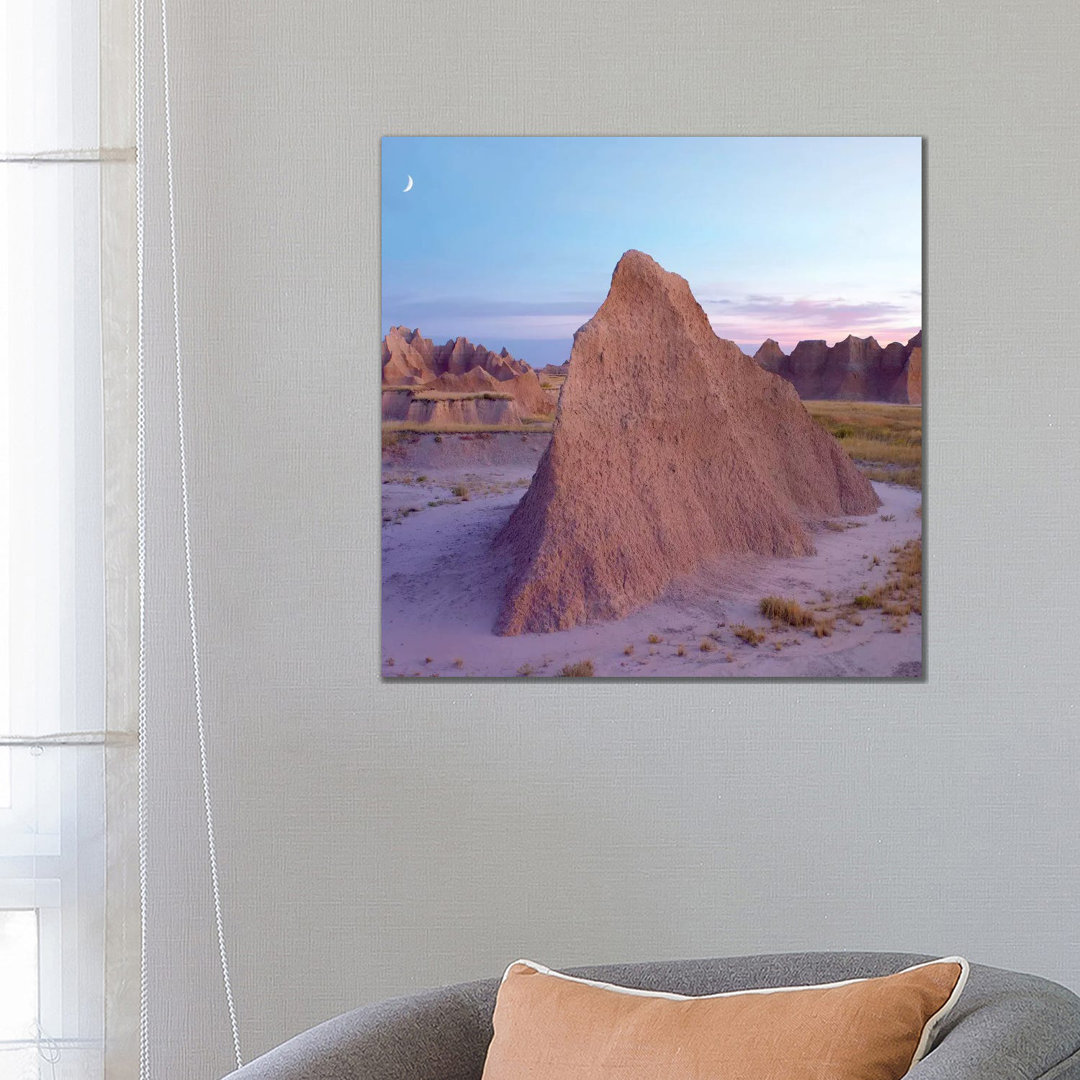 Mondsichel über einer Landschaft mit Erosionserscheinungen, Badlands National Park, South Dakota von Tim Fitzharris - Ga...