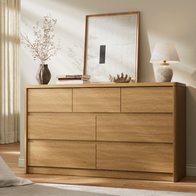 Commode moderne à 7 tiroirs pour chambre à coucher, commode de 140 cm de large avec profil incurvé, commode en bois de style milieu du siècle sans poignées, grande commode pour chambre à coucher ou salon