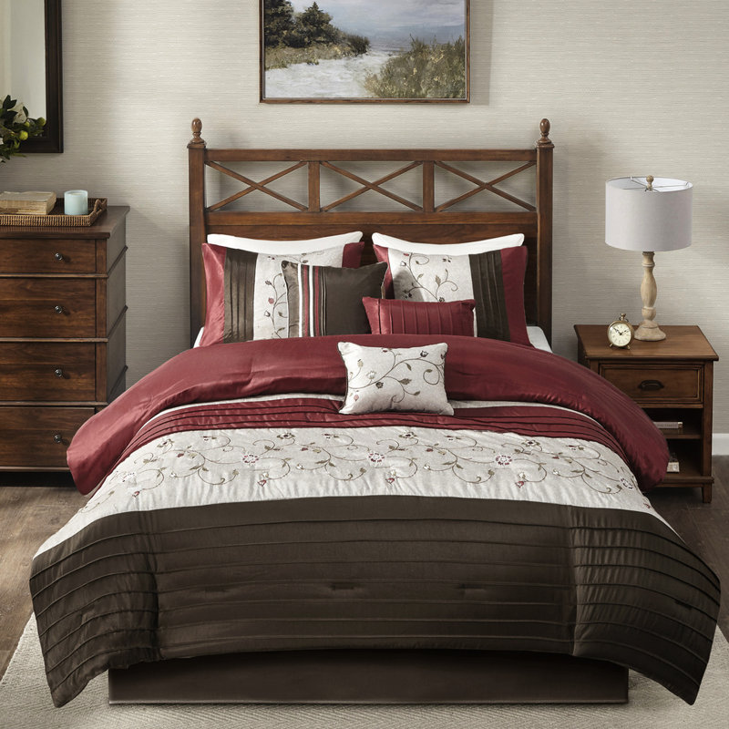 Couette 7 pièces rouge pour lit Queen - Broderie élégante sur la couette, 2 taies d'oreiller, 3 oreillers, 1 jupe de lit décorative incluse