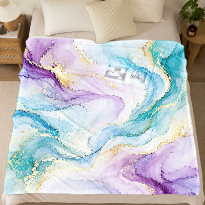 Couverture en peluche imprimée marbre (1 pièce) – Motif tourbillon abstrait ; teintes violettes et turquoise vibrantes avec des accents dorés. Ultra douce et confortable. Polyvalente : canapé, lit ou usage extérieur. Lavable à la machine. Idée cadeau déco parfaite. Convient aux draps et au canapé.