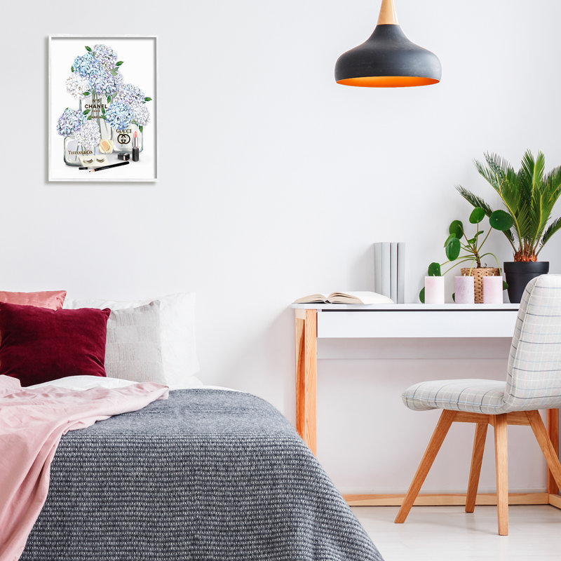 Bouteilles de parfum Glam White Blue Hydrangeas, H 20 po x l 16 po x P 1,5 po, Giclée encadrée blanc bord de mer