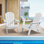 Chaises Adirondack en plastique, ensemble de 2, pliables et portables, résistantes aux intempéries, pour foyer extérieur, avec porte-gobelet, blanches, dotées d'accoudoirs ergonomiques et confortables.