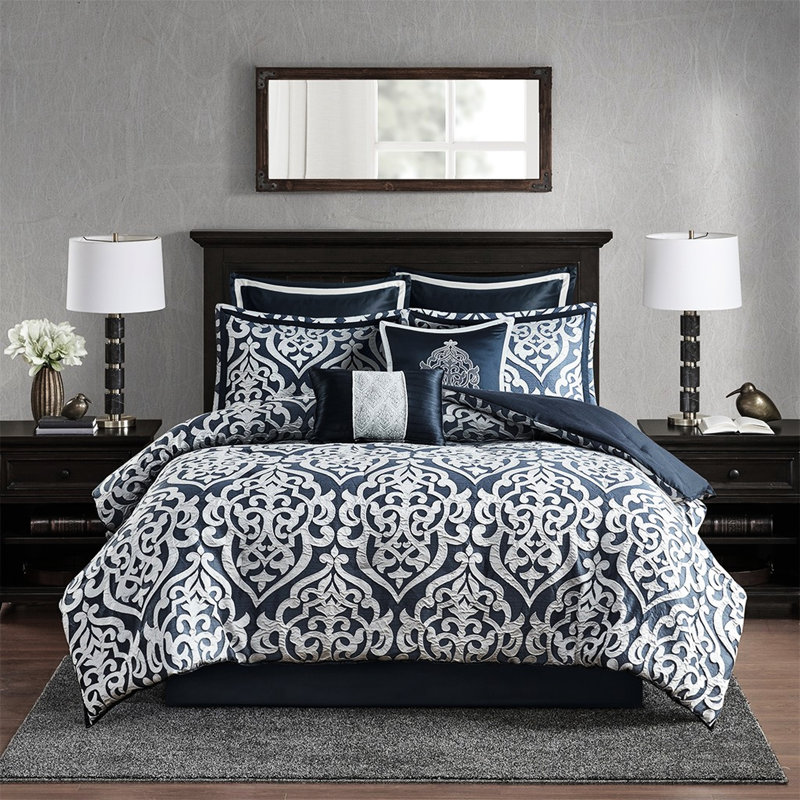 Édredon bleu marine / argent - très grand. 8 pièces avec noyau. Contient 1 édredon, 2 taies décoratives européennes, des coussins décoratifs et une jupe de lit. Tissage texturé pour une chambre à coucher élégante. Bleu marine / argent tout usage À l'intérieur. Comprend un