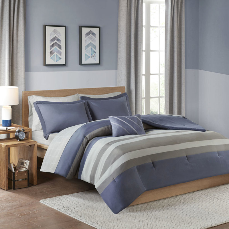 Literie simple avec édredon rayé et draps - Coussin bleu et gris