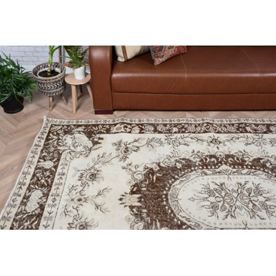 Élégant tapis turc à motif floral brun et crème parfait pour rehausser l'esthétique de votre salon