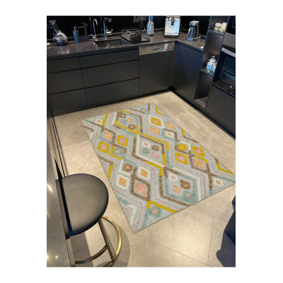 Machine Washable Diamond Patterned Decorative Rug