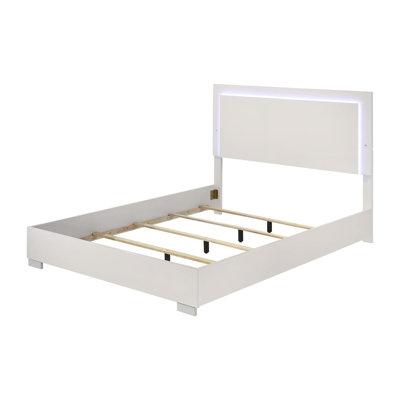 Lit grand Suni avec tête de lit à DEL avec structure en bois blanc et pieds chromés Suni