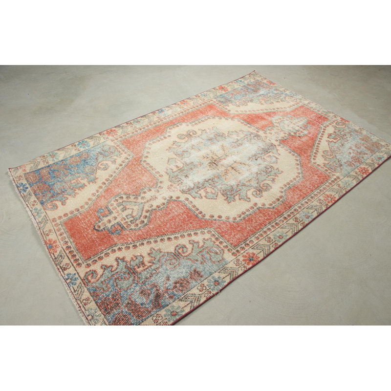 Tapis vintage rétro Anatolian en rouge discret pour l'élégance de la chambre à coucher avec un matériau en laine de luxe