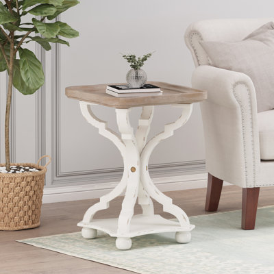 Table d'appoint captivante de style champêtre français avec base ornée enchantée, élégante et thématique