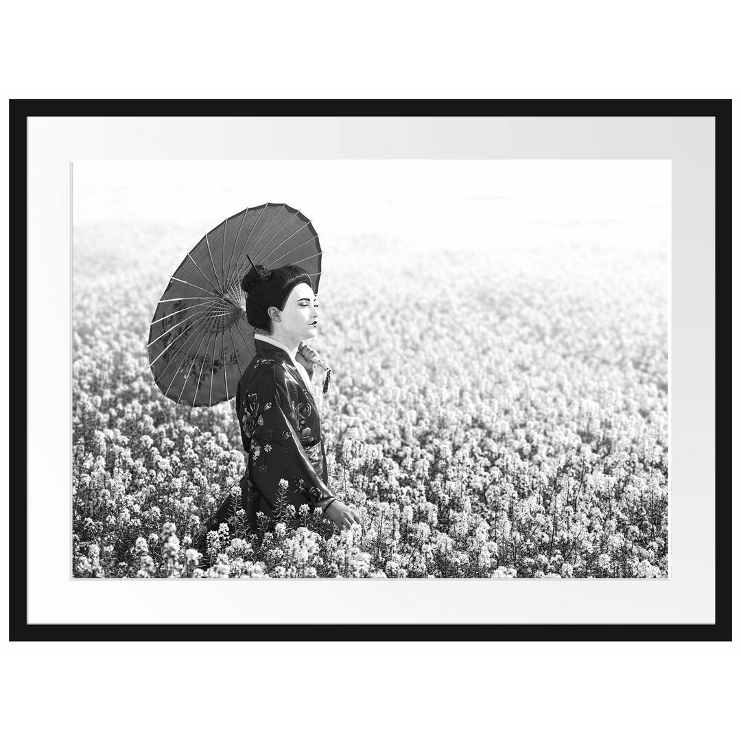 Geisha in einem Feld Gerahmter Fotodruck