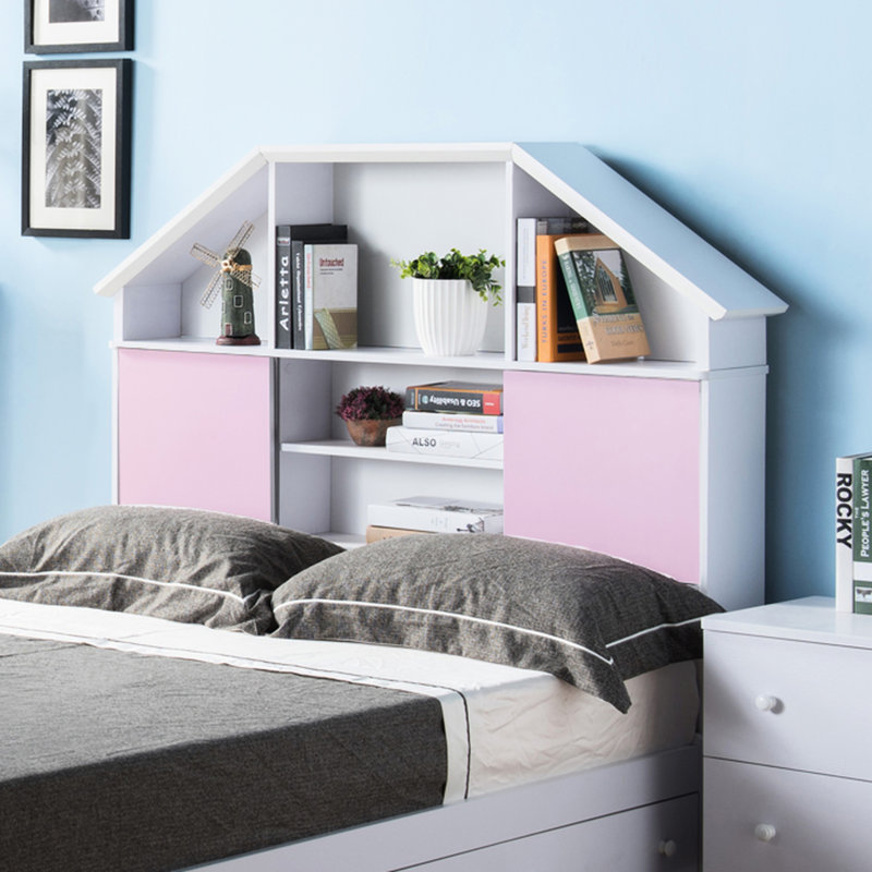 Tête de lit bibliothèque pleine grandeur avec rangement ouvert et fermé, deux portes coulissantes roses, sept tablettes, structure stable à finition blanche et portes basses en faux grain de bois pour esthétique