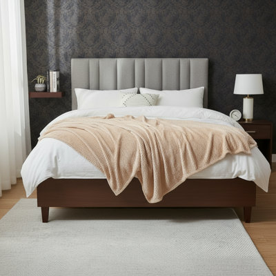 This Ultra-soft, Premium Brown Flannel Wool Blanket Features An Exquisite And Timeless Leaf Pattern. Lightweight And Comfortable, It's Suitable For All Seasons, Providing Both Comfort And Elegance For Your Home.