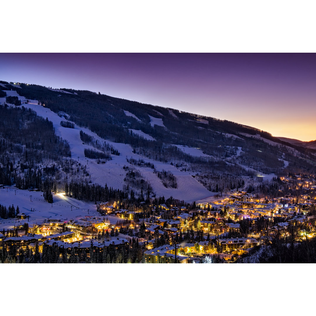 Abenddämmerung in Vail Colorado von Adventure_Photo - Kunstdrucke auf Leinwand ohne Rahmen