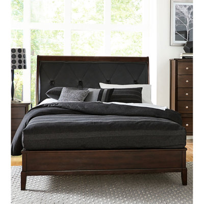 Lit à finition cerisier foncé avec tête de lit en simili cuir, qualité rehaussant la taille de la chambre à coucher