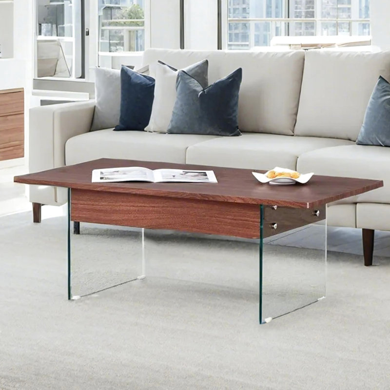 Table basse à plateau relevable avec finition grain de bois foncé et structure de pieds stable, pieds en verre trempé, solution de rangement utile