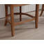 Chaise de comptoir revêtue de bois massif et comptoir en tonneau avec étriers-370063457-372419400