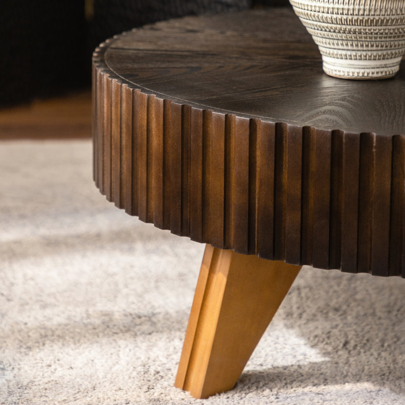 Table basse de 35,4 po en brun. Pieds et surface en bois massif. Style rétro pour la maison. Fonctionnalité polyvalente. Offert avec une hauteur de 35,4 po. Pour le décor de bureau. Protégé
