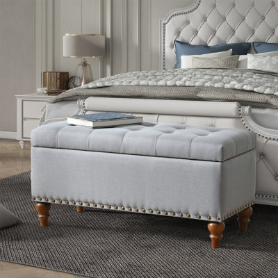 Banc de rangement de style rétro avec charnière à ouverture facile, garniture de rivet et utilisation polyvalente pour la décoration intérieure