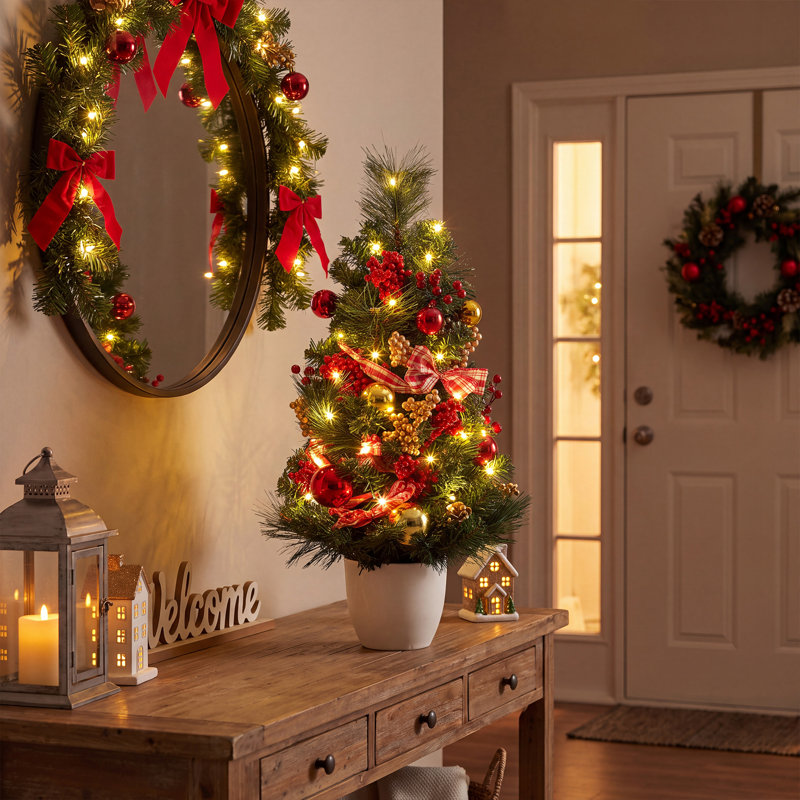Sapin de Noël illuminé en PVC de 61 cm (24 po) avec 30 lumières DEL, minuterie à 8 fonctions, baies rouges et ruban de satin – Décoration festive de table pour bureau ou foyer – Sapin de 61 cm (24 po) avec 30 lumières à 8 fonctions et minuterie