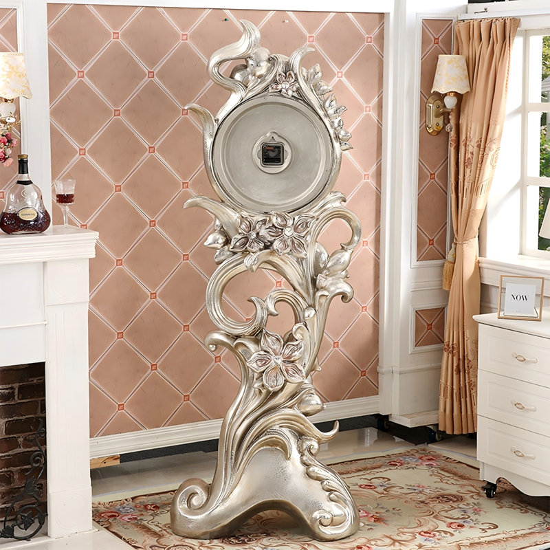 Horloge sur pied ornée de volutes florales