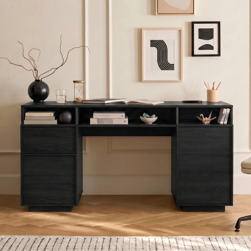 Bureau Abbate 150 cm (59 po) de largeur avec tiroirs, étagères ouvertes et rangement pour dossiers suspendus, en bois d'ingénierie, aspect bois.