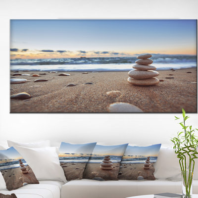 «Risa Stones Balance on Sandy Beach», photographie