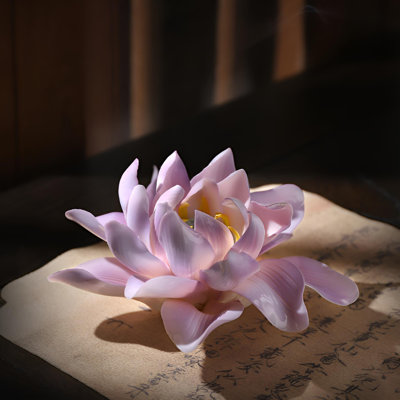 Exquisite Ceramic Lotus Sculpture - Traditional Underglaze Blue Porcelain Home Decoration