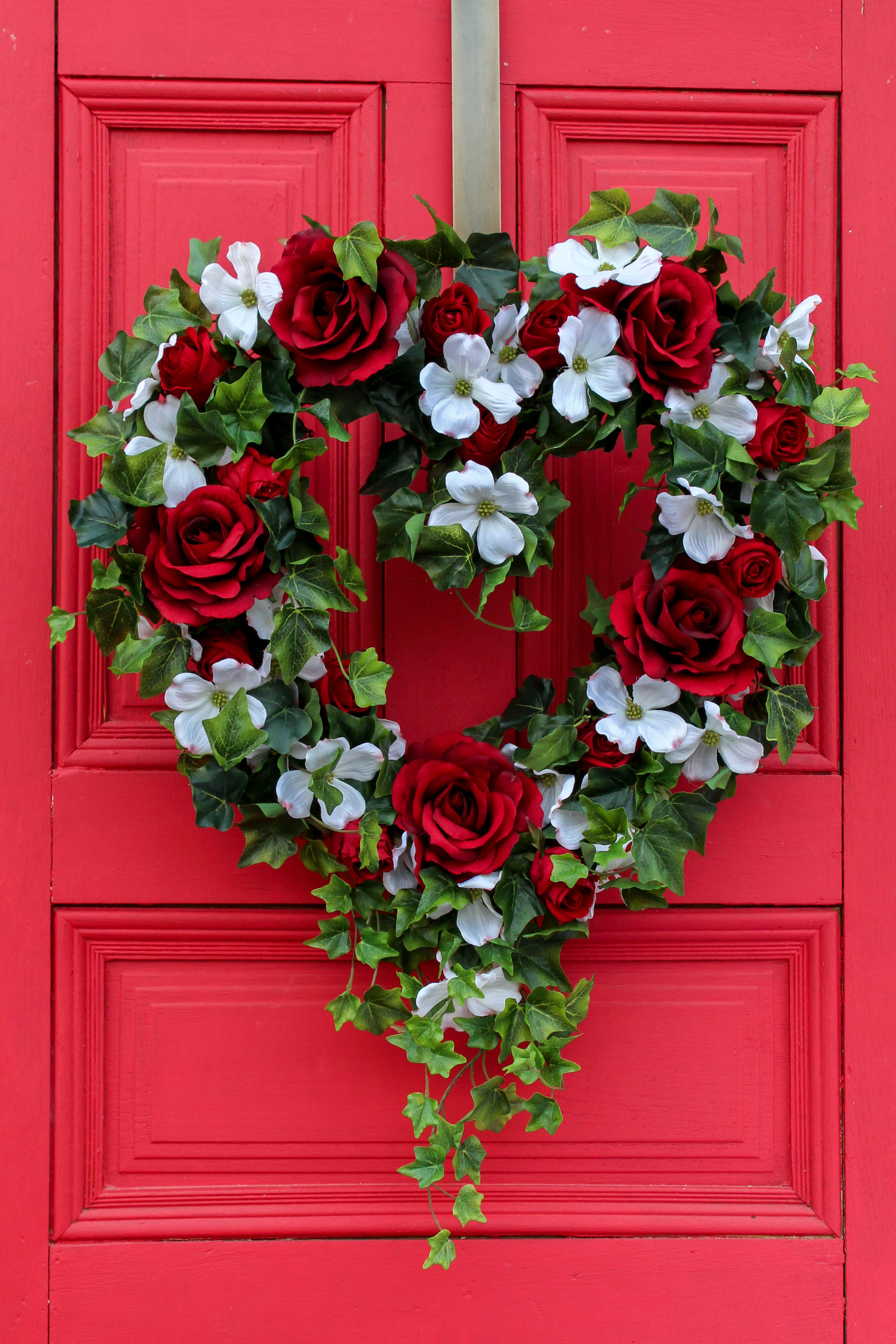 Valentines Wreaths for Front Door, Red and White Valentine Wreath With Red  Roses, Burlap Heart Wreath, Outdoor Valentines Wreath 