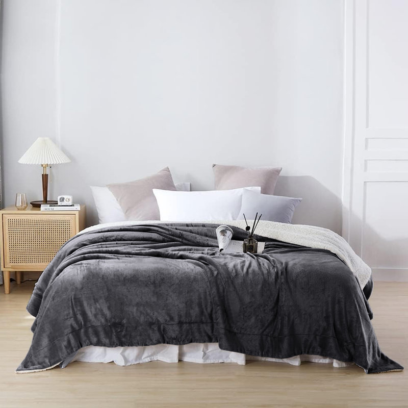 Jeté réversible en molleton Sherpa Plush - Couverture douce et chaude pour lit et canapé, Gris, Jeté (50 inc. X 60 inc.)