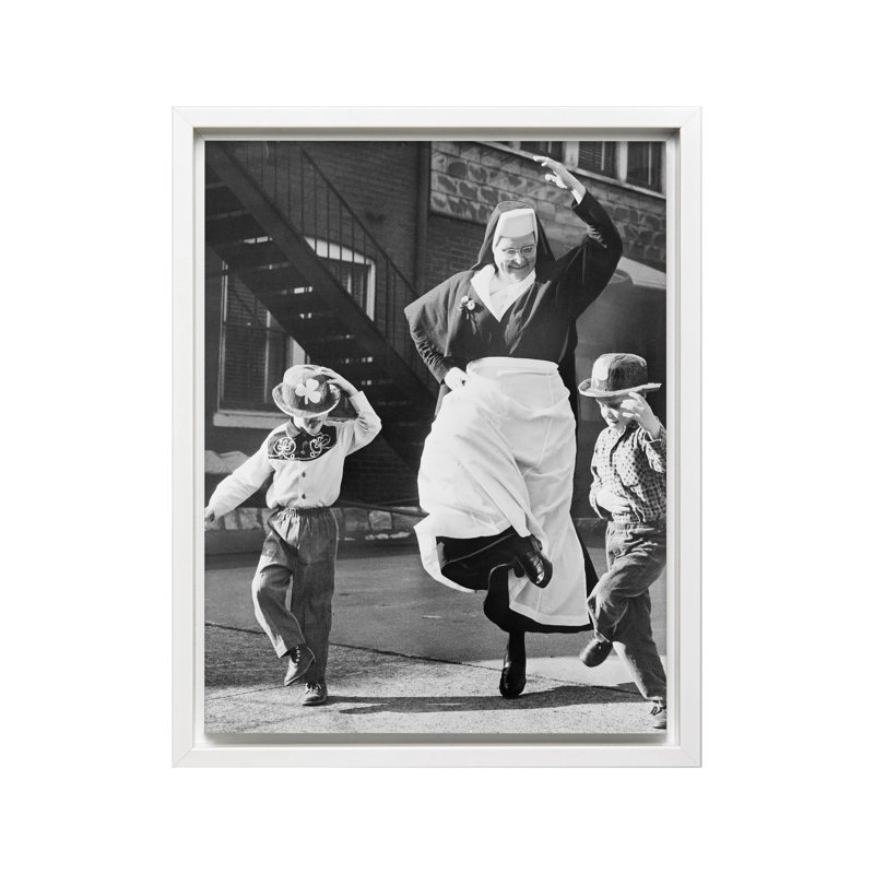 Nonne qui danse avec des enfants, Cadre noir, Affiche, H 08 po x l 10 po