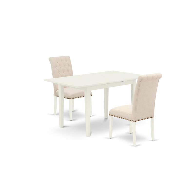 L'ensemble de table de cuisine 3 pièces comprend une table de salle à manger rectangulaire avec une rallonge papillon et 2 chaises parsons en tissu beige clair, lin blanc