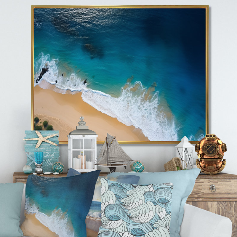 Vue aérienne de la plage côtière III - art mural plage, Cadre flottant doré, H 16 po x l 32 po x P 1 po