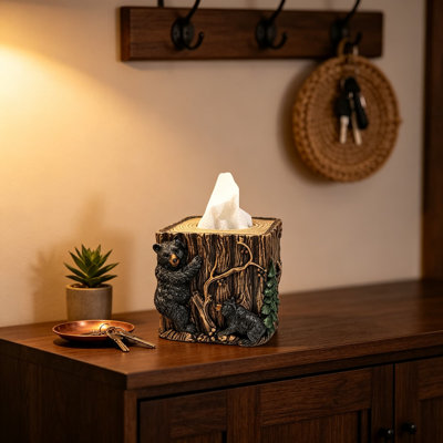 Housse de boîte à mouchoirs carrée « Ours des bois autour de l'arbre » – Décoration rustique de chalet avec statue d'ours en résine peinte à la main, compatible avec les boîtes à mouchoirs carrées standard pour chalet, salle de bain ou décoration intérieure inspirée par la nature.